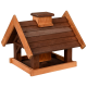 Maison pour animaux en bois avec un toit incliné et une cheminée, présentant une finition bicolore marron et une base ouverte pour la ventilation.