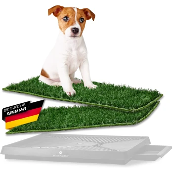 Zwei Stücke künstlicher Rasenteppiche, lebhaft grün, mit einer realistischen Textur, auf einem weißen Hintergrund präsentiert.