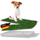 Zwei Stücke künstlicher Rasenteppiche, lebhaft grün, mit einer realistischen Textur, auf einem weißen Hintergrund präsentiert.