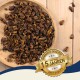 Getrocknete Insektenlarven auf einem Holzbrett mit einem goldenen Siegel mit der Aufschrift „Bewährte Qualität, 15 Jahre, Best Quality“ auf einer Holzoberfläche.