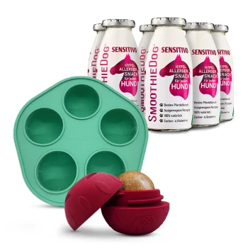 Flaschen mit SmoothieDog Sensitive hypoallergenem Hundesnack mit grünem Silikonform-Tablett und rotem Leckerli-Spenderball.