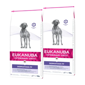 Torby z karmą Eukanuba Veterinary Diets Dermatosis FP dla psów, z szarym psem na froncie, każda ważąca 12 kg.