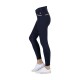 Eine Frau trägt marineblaue Reitleggings mit hohem Bund und weißen Sneakers, die eine Seitenansicht der Hose zeigt.