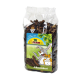 Eine durchsichtige Plastiktüte gefüllt mit getrockneten Johannisbrot-Schoten, mit einem bunten Etikett, das einen Cartoon-Hasen und einen Hamster zeigt, beschriftet mit "JR FARM Johannisbrot."