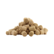 Ein Haufen beiger Tierfutterpellets, die in Größe und Form variieren, vor einem transparenten Hintergrund.
