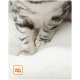 Nahaufnahme der Pfoten einer gestreiften Katze, die auf einer weichen, weißen Decke ruhen, mit einem orangefarbenen Symbol mit wellenförmigen Linien in der Ecke.