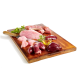Rohes Fleisch und Innereien auf einem Holzschneidebrett angeordnet, einschließlich Hühnerleber, Schweinefilet und einer kleinen Schüssel mit Öl.