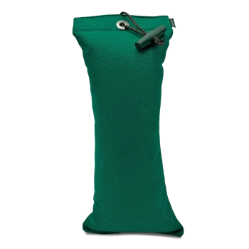 Grüner, strapazierfähiger Stoff-Dummy für Hundetraining mit schwarzem Kordelzug und Stopper.