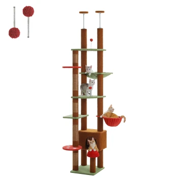 Ein hoher Katzenbaum mit drei Katzen, die auf verschiedenen Ebenen spielen und sich ausruhen, einschließlich einer Hängematte und zwei roten Pom-Pom-Spielzeugen.
