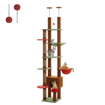 Ein hoher Katzenbaum mit drei Katzen, die auf verschiedenen Ebenen spielen und sich ausruhen, einschließlich einer Hängematte und zwei roten Pom-Pom-Spielzeugen.
