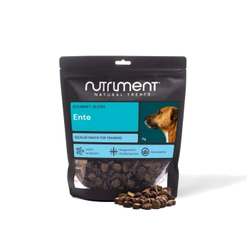 Nutriment Natural Treats Tüte — Gourmet-Slices „Ente“ (1 kg) Trainingssnacks, Hunde-Foto und sichtbare runde Snackstücke.