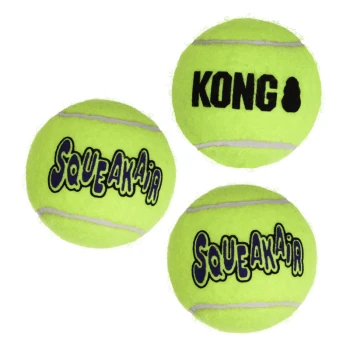 Drei neon-gelbe KONG SqueakAir tennisähnliche Hundespielzeuge, zwei mit der Aufschrift „SqueakAir“ und eines mit „KONG“.