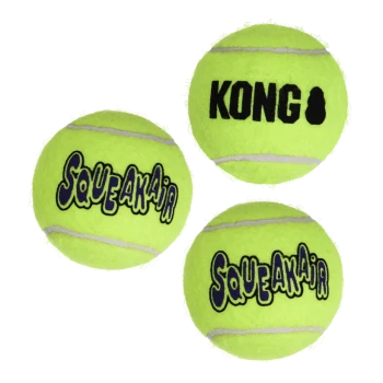 Drei neon-gelbe KONG SqueakAir tennisähnliche Hundespielzeuge, zwei mit der Aufschrift „SqueakAir“ und eines mit „KONG“.