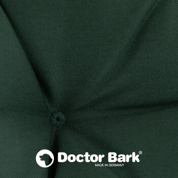 Nahaufnahme eines dunkelgrünen Stoffes mit einem Knopfdetail, mit dem Logo "Doctor Bark" und dem Text "MADE IN GERMANY."