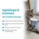 Getigerte Katze schnüffelt an einer handlichen Tüte mit der Aufschrift 'Sardine Essential' und dem Text 'Snack gut. Tu Gutes. Fühl dich gut.'