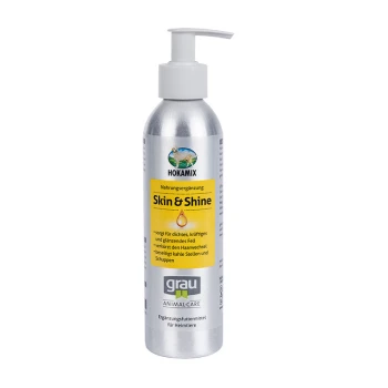 Hokamix Skin & Shine 250 ml Srebrna aluminiowa butelka suplementu dla zwierząt HOKAMIX Skin & Shine, z pompką i żółtą etykietą z korzyściami dla zdrowia sierści zwierząt.