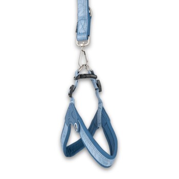 Blaues verstellbares Hundegeschirr mit schwarzen Schnallen und Metallclip, hängend vor weißem Hintergrund.