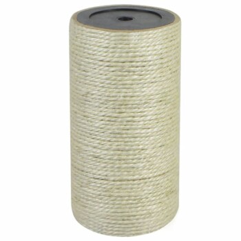 Eine Rolle aus natürlichem Sisal-Seil, fest gewickelt, mit einem schwarzen Kunststoffkern, geeignet für Haustierspielzeug oder Kratzbäume.