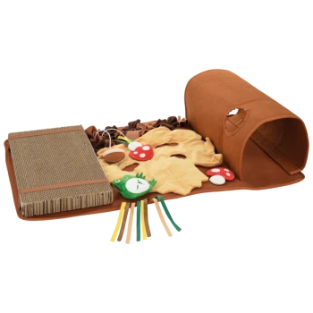 Braune Spielmatte für Haustiere mit Tunnel, Kratzpad, blattförmigem Stoff und angebrachtem Spielzeug, darunter ein Frosch und Pilze.