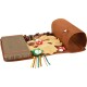 Braune Spielmatte für Haustiere mit Tunnel, Kratzpad, blattförmigem Stoff und angebrachtem Spielzeug, darunter ein Frosch und Pilze.