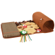 Braune Spielmatte für Haustiere mit Tunnel, Kratzpad, blattförmigem Stoff und angebrachtem Spielzeug, darunter ein Frosch und Pilze.
