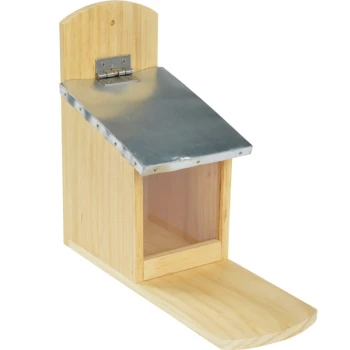 Eichhörnchen Futterspender Holz-Haustier-Leckerlispender mit einem Metalldach und einer klappbaren Vorderseite, mit einem herausziehbaren Tablett für einfachen Zugang.