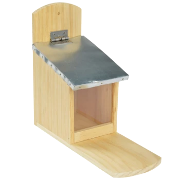 Distributeur de friandises pour animaux en bois avec un toit en métal et un devant articulé, présentant un plateau coulissant pour un accès facile.