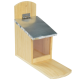 Holz-Haustier-Leckerlispender mit einem Metalldach und einer klappbaren Vorderseite, mit einem herausziehbaren Tablett für einfachen Zugang.