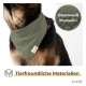 Eine Nahaufnahme eines Hundes, der ein grünes Baumwoll-Musselin-Bandana trägt, mit dem Markenlabel "piupet" und dem Text "Tierfreundliche Materialien."