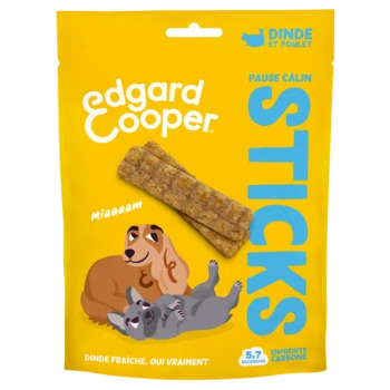 Emballage de friandises pour chiens Edgard Cooper avec un dessin animé de teckel brun et bulldog gris, présentant "STICKS" et "Miaaaam" sur fond jaune.