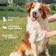 Ein lächelnder, flauschiger Hund wird draußen mit einem Tuch abgewischt. Text: "Pflanzliche Basis," "Für sensible Hunde geeignet," "Ohne abwaschen."