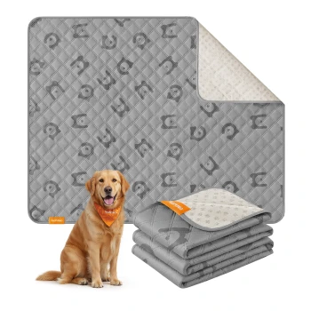 Graue gesteppte Haustierauflagen mit Pfoten- und Knochenmustern, gestapelt und ausgebreitet, neben einem Golden Retriever mit orangefarbener Bandana.