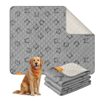 Graue gesteppte Haustierauflagen mit Pfoten- und Knochenmustern, gestapelt und ausgebreitet, neben einem Golden Retriever mit orangefarbener Bandana.