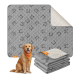 Graue gesteppte Haustierauflagen mit Pfoten- und Knochenmustern, gestapelt und ausgebreitet, neben einem Golden Retriever mit orangefarbener Bandana.