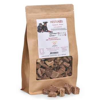 Frostgetrocknetes Hundefutter in einer braunen Papiertüte, mit einem klaren Fenster, das das Futter zeigt. Das Etikett enthält Nährwertinformationen und ein Foto von zwei Hunden.