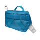 Blaue Haustierreisetasche mit einem strukturierten sechseckigen Muster, mit einem Griff, einem Clip und einer kleinen angehängten Sprühflasche.