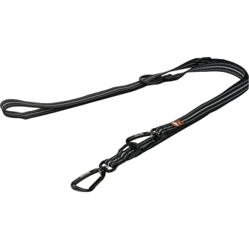 Schwarz-weiße gestreifte Hundeleine mit Metallclips und einem Logoanhänger, entworfen für Langlebigkeit und Stil.