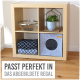Ein Holzregal mit vier Fächern hält eine silberne Schüssel, Decken, eine Topfpflanze und eine graue Box. Text: "PASST PERFEKT IN DAS REGAL."