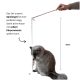 Eine Hand hält einen 95 cm langen Katzenspielzeugfaden, während eine graue Katze mit einem weißen Mausanhänger spielt, um aktives Spielen zu fördern.