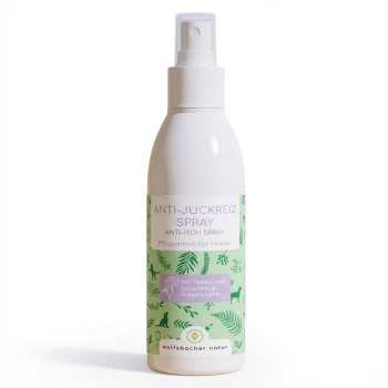 Weiße Anti-Juckreiz-Sprühflasche für Hunde mit einem grünen Etikett, das Blätter, Hundesilhouetten und Text über Inhaltsstoffe zeigt.