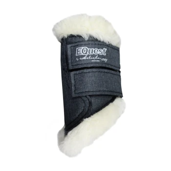 Ein dunkelblauer Pferdestiefel mit einem weichen weißen Fleece-Futter, mit dem Logo "EQuest by Schockemöhle 1869" deutlich sichtbar.
