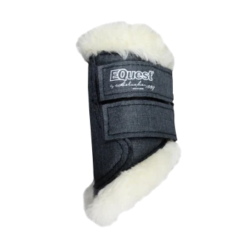 Ein dunkelblauer Pferdestiefel mit einem weichen weißen Fleece-Futter, mit dem Logo "EQuest by Schockemöhle 1869" deutlich sichtbar.