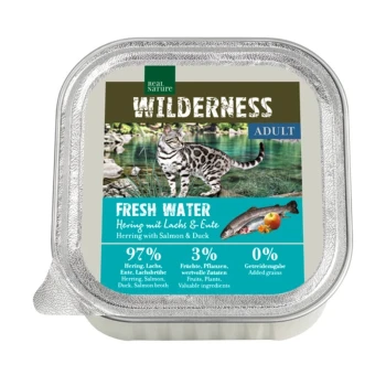 WILDERNESS nourriture humide pour chat, Adulte 16x100 g Fresh Water Hering au saumon et au canard Emballage de nourriture pour chat avec un chat Bengal près d'une scène aquatique, étiqueté "Wilderness Adult Fresh Water" avec des ingrédients de hareng, saumon et canard.