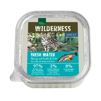 Katzenfutterverpackung mit einer Bengal-Katze an einer Wasserszene, beschriftet "Wilderness Adult Fresh Water" mit Hering, Lachs und Enten-Zutaten.