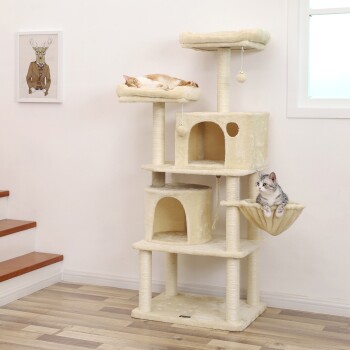 Ein beiger Katzenbaum mit mehreren Ebenen, auf der oberen Plattform schläft eine orangefarbene Katze und eine graue Katze ruht in einer Hängematte.