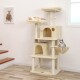 Ein beiger Katzenbaum mit mehreren Ebenen, auf der oberen Plattform schläft eine orangefarbene Katze und eine graue Katze ruht in einer Hängematte.