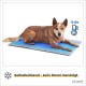 Ein Hund, der auf einer blauen Kühlmatte liegt, mit dem Text, der angibt, dass sie selbstkühlend ist und keinen Strom benötigt, und 5-6 Stunden hält.