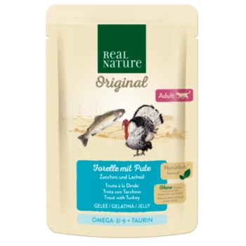 Beutel mit Real Nature Original Haustierfutter für Erwachsene, mit Forelle, Pute, Zucchini und Lachsöl. Text enthält "Omega-3/6 + Taurin."