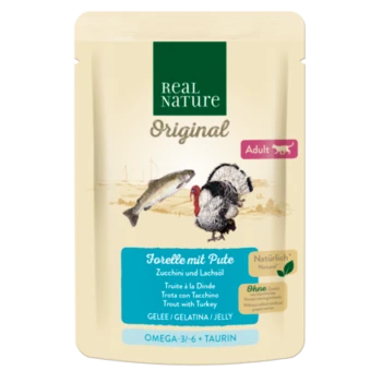 Beutel mit Real Nature Original Haustierfutter für Erwachsene, mit Forelle, Pute, Zucchini und Lachsöl. Text enthält "Omega-3/6 + Taurin."