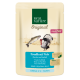 Beutel mit Real Nature Original Haustierfutter für Erwachsene, mit Forelle, Pute, Zucchini und Lachsöl. Text enthält "Omega-3/6 + Taurin."